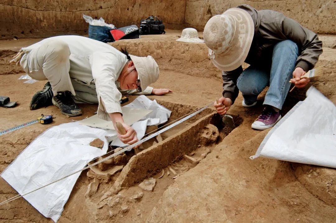  2010年，河南二里头名胜考古人员为墓葬画图。图/社科院考古所二里头考古队