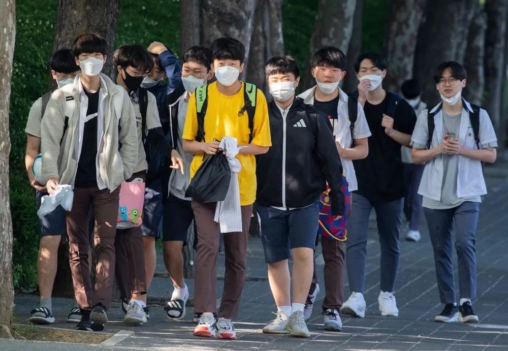 2020年5月27日，韩国首尔普成中学的学生们返校复课。新华社发（李相浩摄）