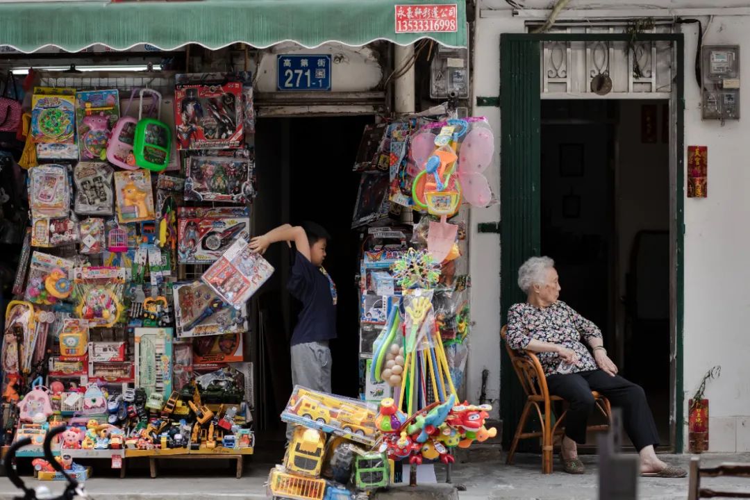 老旧小商铺里，有广州人的童年&nbsp;/ 陈忧子 摄
