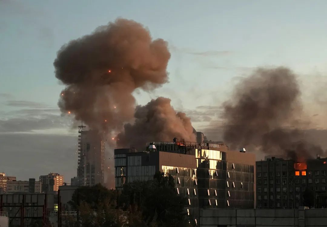 当地时间17日，在受到俄罗斯无人机攻击后，基辅一地浓烟滚滚 图源：环球网
