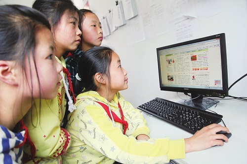 宽带网络通了，互联网上丰富的信息吸引重庆丰都县乌羊坝小学的孩子们如饥似渴地浏览。