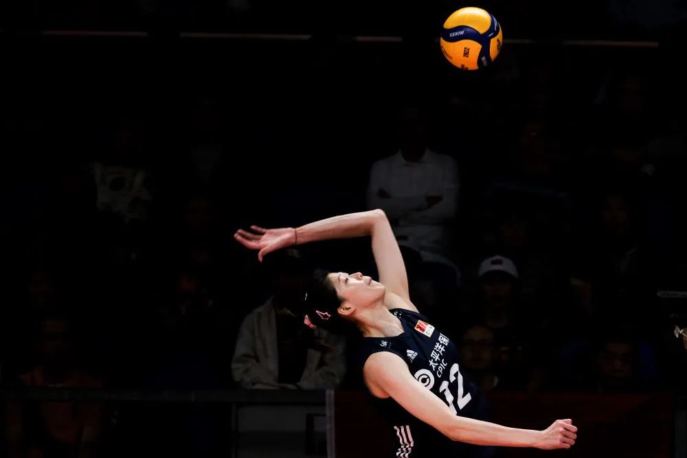 9月28日,中国队球员李盈莹在世界女排锦标赛第一阶段d组小组赛中扣球.