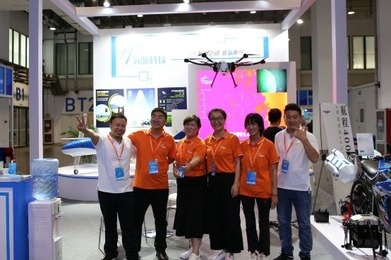 　　北京国际应急博览会现场氢航科技公司人员在展台合影(现场图)