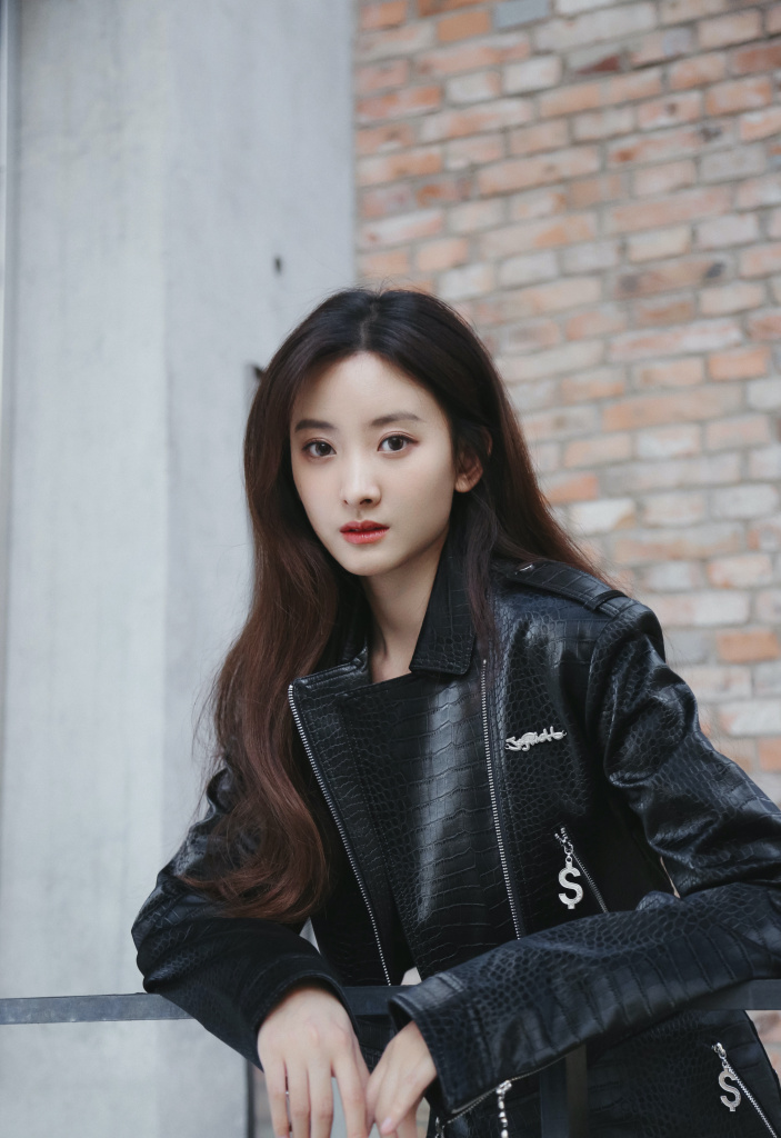 代文雯晒黑色系造型街拍写真 穿皮衣短裙黑靴又酷又