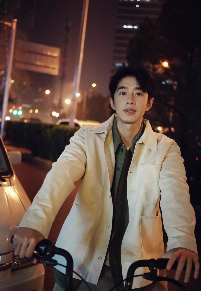 梁靖康秋日夜色街头写真 潇洒骑单车尽显少年气息_高清图集_新浪网