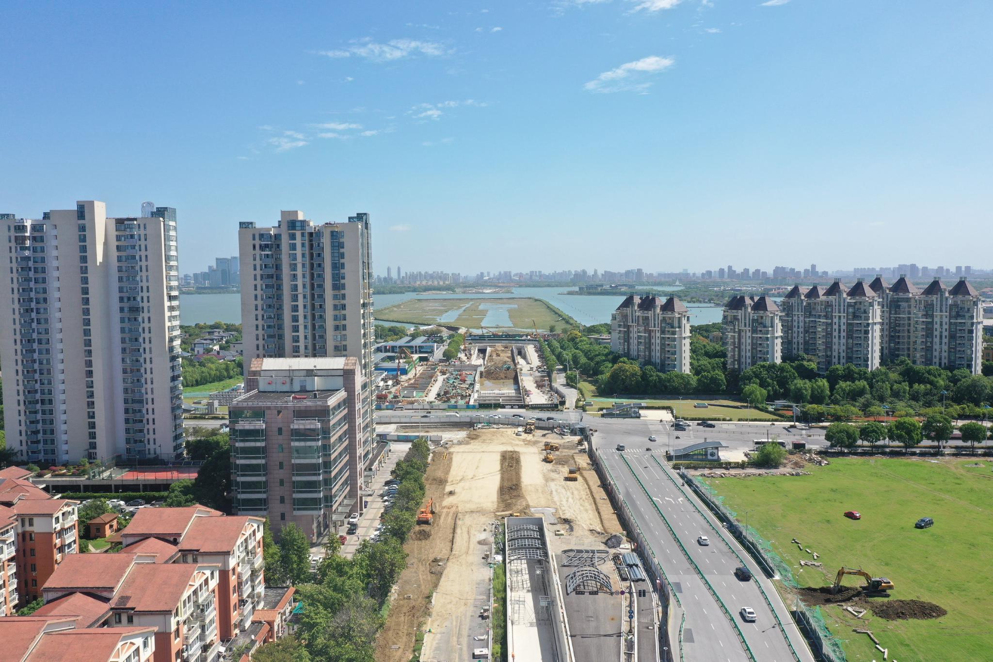 金鸡湖隧道全貌苏州金鸡湖隧道工程西起星海街(含星海街路口),东至南