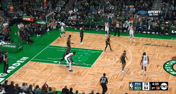 如上图：布罗格登回收 但补防的是远处的塔图姆