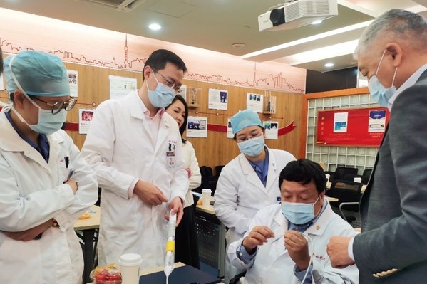 　　图为王春生教授研究杰成瓣膜系统的自主导航定位装置