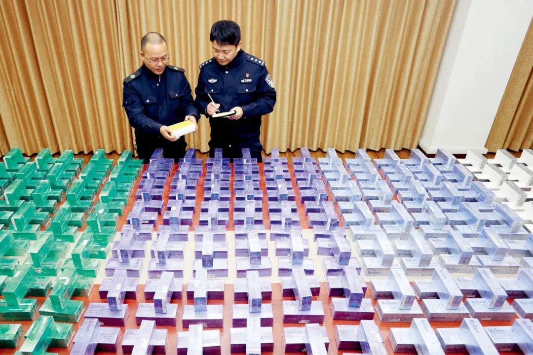 2020年12月22日,浙江舟山市岱山县公安局民警与岱山县烟草专卖局工作人员清点查获的非法经营电子烟烟弹。图/中新