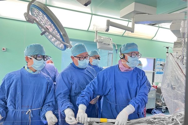 　　图为王春生、魏来两位教授领导的中山医院微创心血管外科团队实施手术