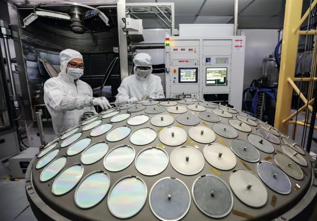 9月27日，江苏淮安一家光电技术公司的工人在生产芯片。图/新华
