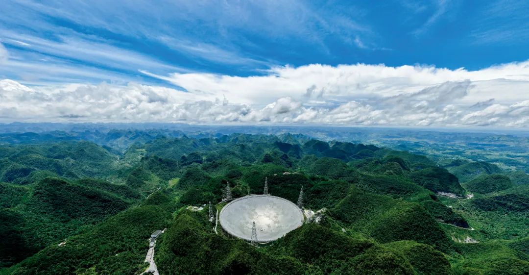位于贵州平塘县克度镇的“中国天眼”——世界上最大、最灵敏的单口径射电望远镜。图/新华