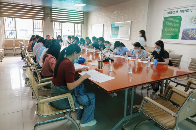 (学员们先进行理论知识的考核)