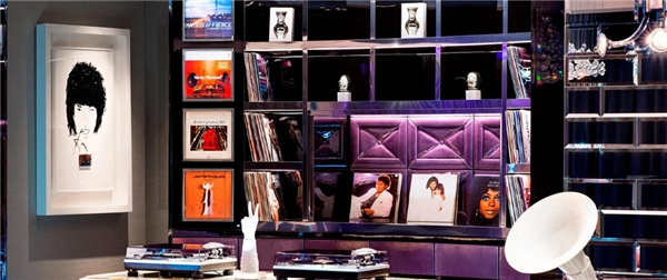 　　新加坡圣淘沙湾的W酒店，图片源自Hotelier Academy