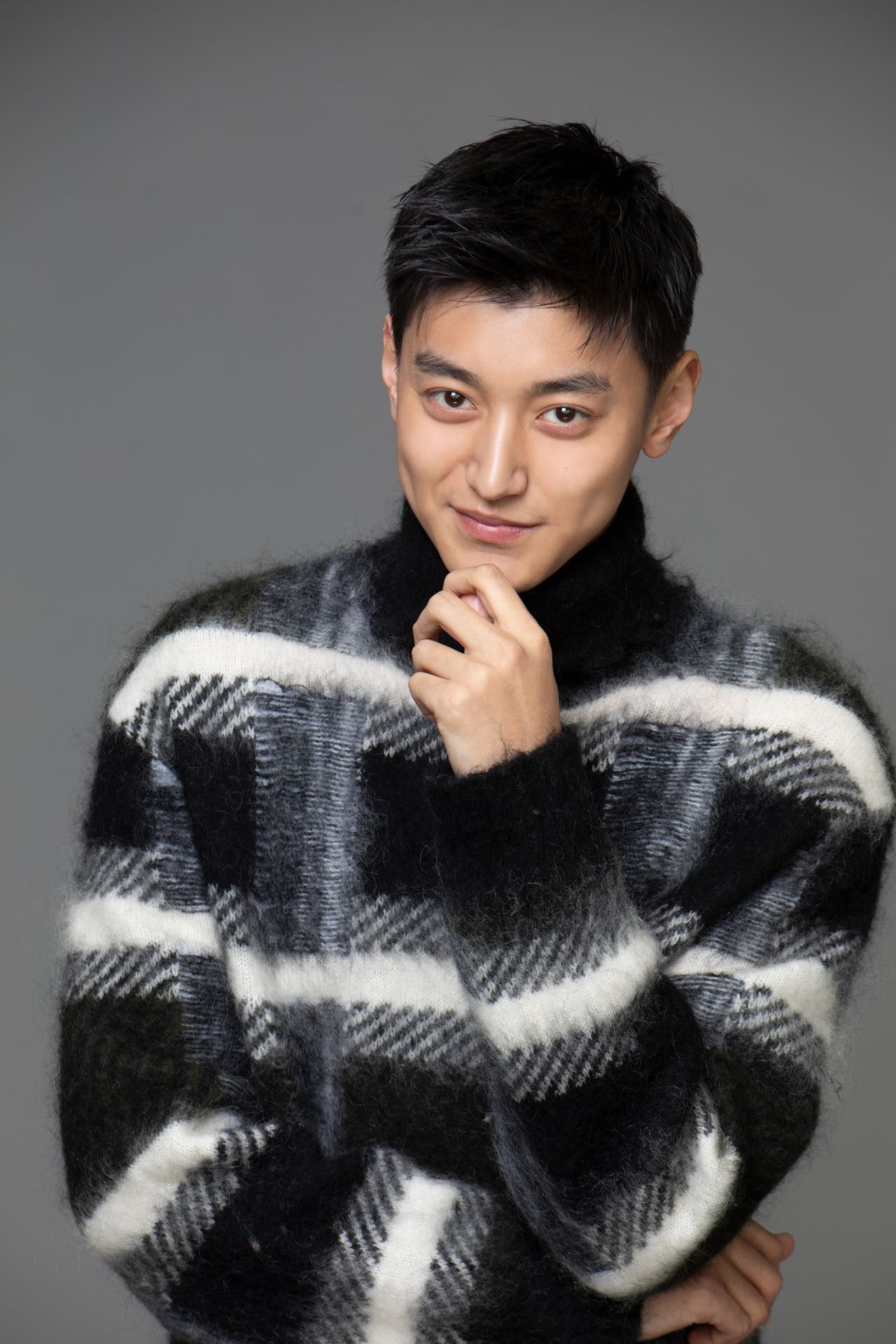 喜欢头脑风暴的王宥钧,在《大考》表演中学会做减法|演员新势力_新浪