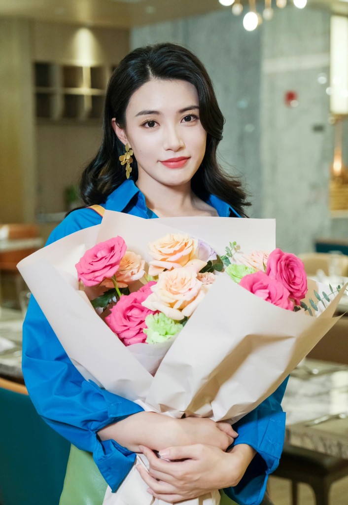 许佳琪段艺璇戴萌新剧《爱情,开袋即食》杀青 捧花拍照显星范