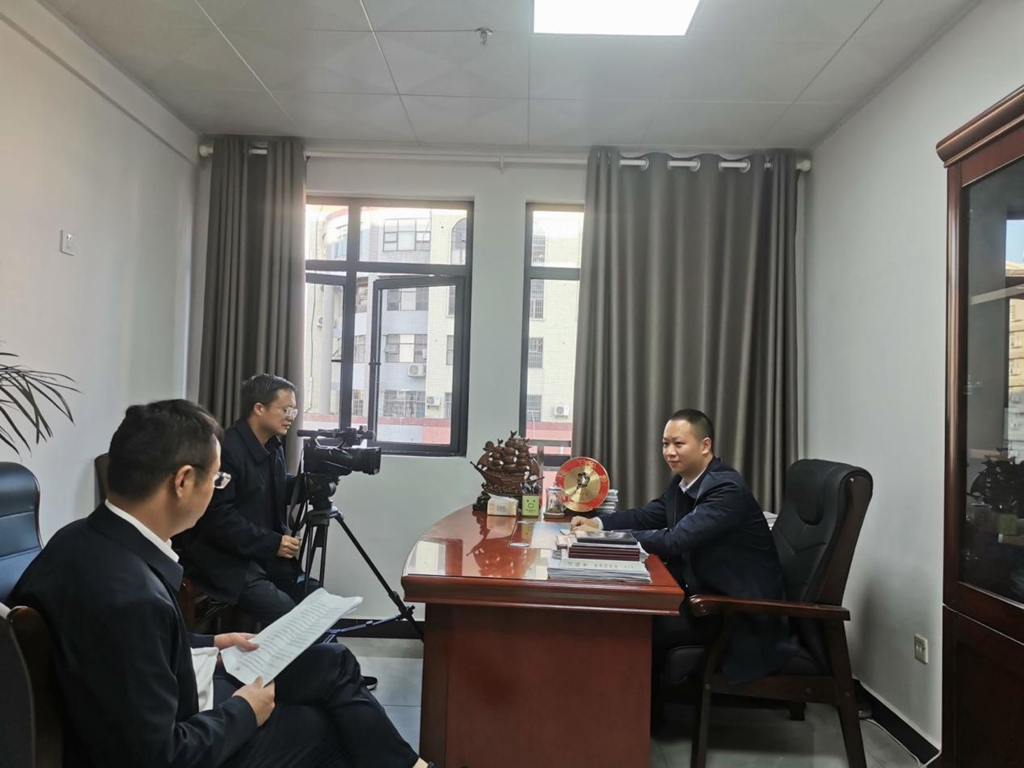 涟源市人民政府副市长梁卫平接受访谈冷水江市人民政府副市长李拓接受