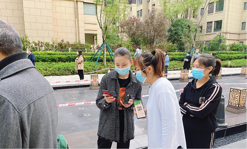 　　雍锦半岛小区居民正有序进行核酸登记