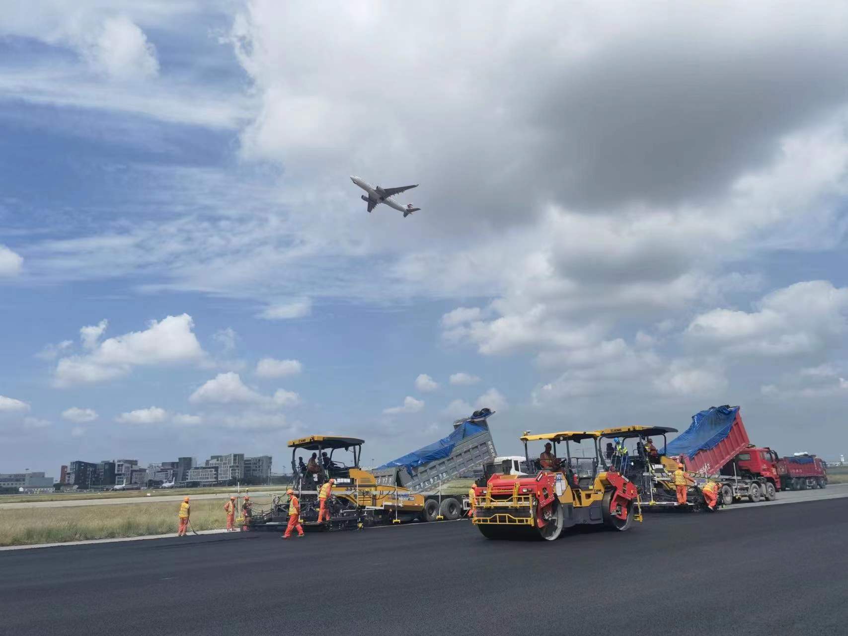 15天不停航施工实现加速度虹桥机场百年跑道完成第五次整修