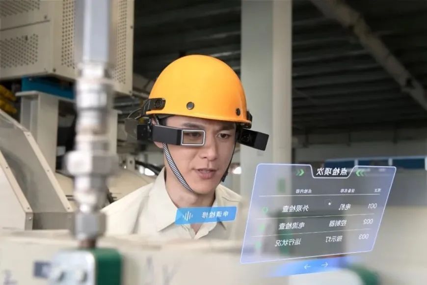 图 | 员工佩戴AR眼镜检修设备