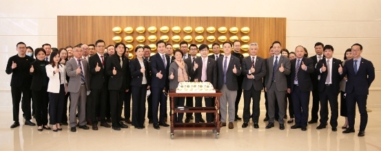 　　▲震旦各单位的主管及同仁共同庆贺集团57周年