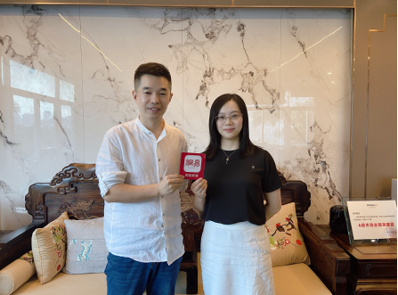 　　陈雷董事长(左)与王傅蓉主编(右)