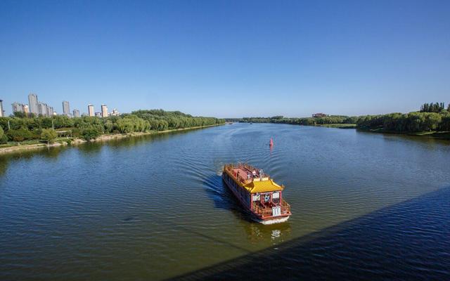 2022年9月1日,北京通州,游船在大运河上行驶.
