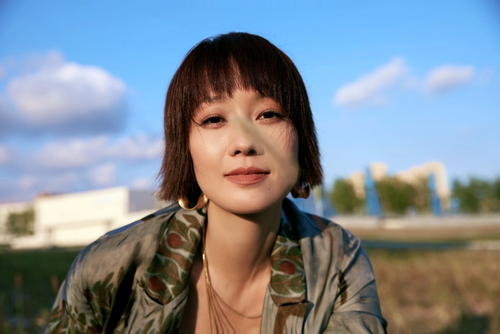 马伊琍城市旷野秋意写真闭目凝神恣意享受大自然