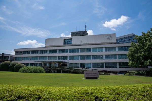 7月22日在日本爱知县丰田市拍摄的丰田旧总部大楼.(新华社)