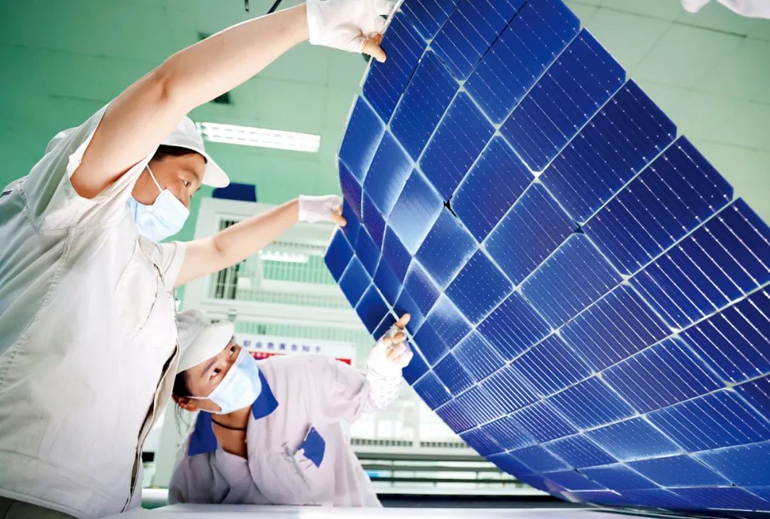5月30日，江苏连云港一家新能源公司的生产车间，工人正在生产一批出口欧美的太阳能光伏电池组件。图/中新
