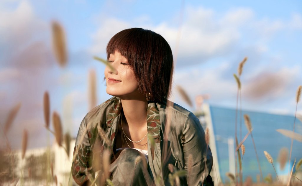 马伊琍城市旷野秋意写真 闭目凝神恣意享受大自然_高清图集_新浪网