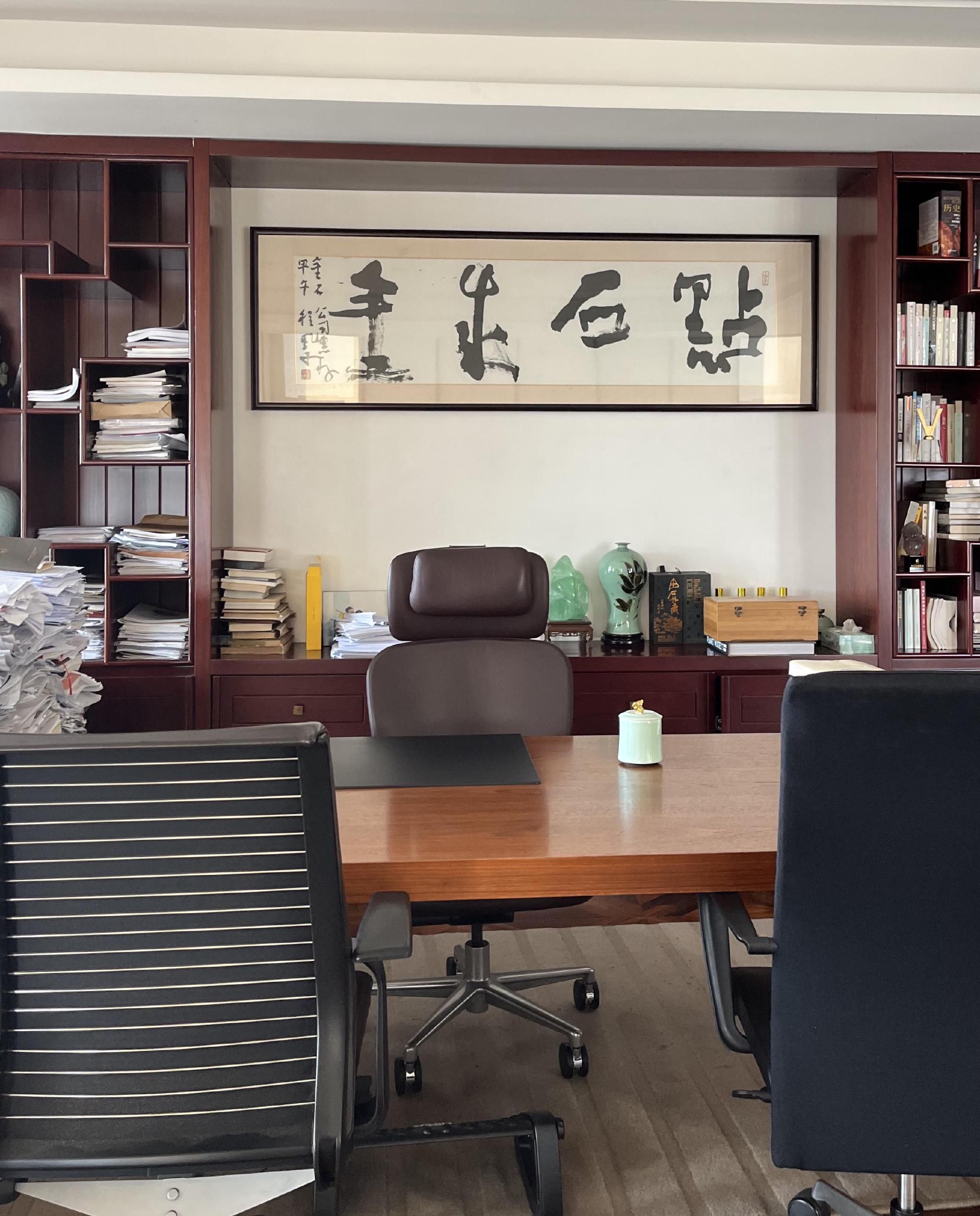 王锦华办公室内景