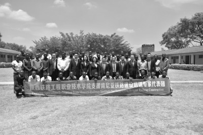 学校教师团队在肯尼亚为该国蒙内铁路员工进行技术培训