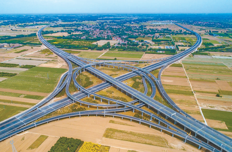 图为京雄高速和荣乌高速新线交会的泗庄枢纽互通立交桥.