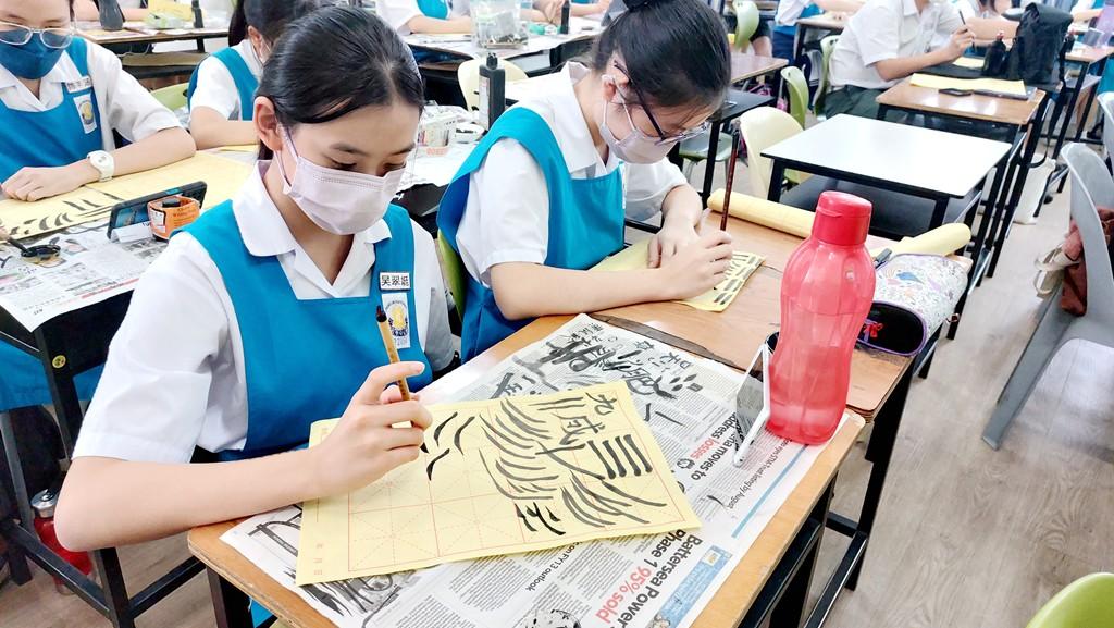 　　广东机电职业技术学院-槟城锺灵独立中学职业技能体验式国际培训中书法临摹与创作项目