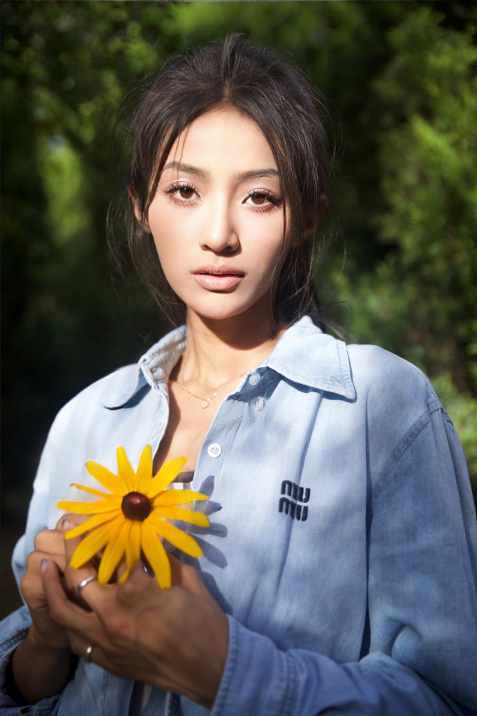 万籽麟清新小雏菊写真 光影衬托优越下颌线条_高清图集_新浪网