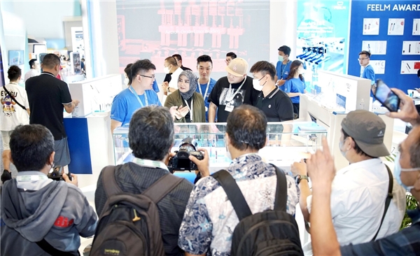 　　印尼展现场,思摩尔全球首款陶瓷芯一次性解决方案FEELM Max吸引众多观众驻足。