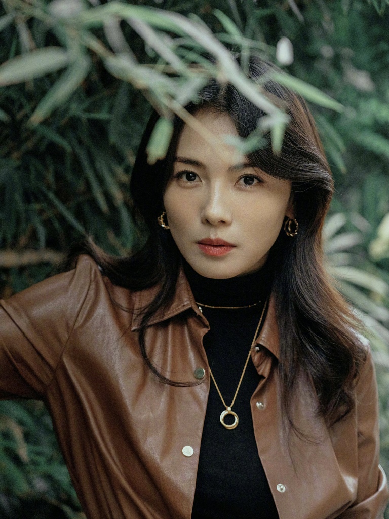 刘涛发布皮衣造型秋游写真 变身女霸总飒气满满