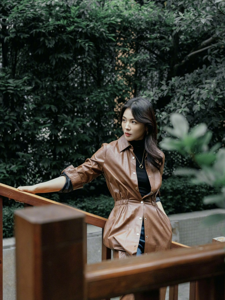 刘涛发布皮衣造型秋游写真 变身女霸总飒气满满