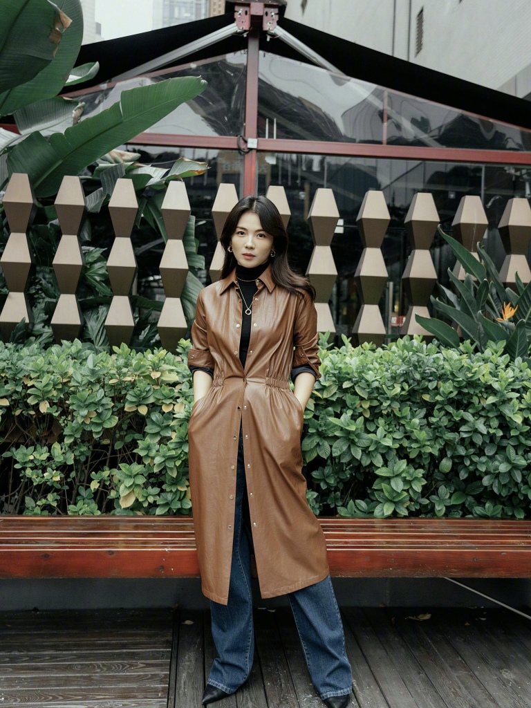 刘涛发布皮衣造型秋游写真 变身女霸总飒气满满