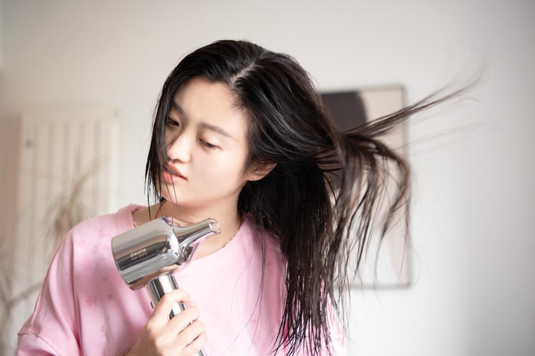 先用顺滑风嘴把头发吹至 8 成干