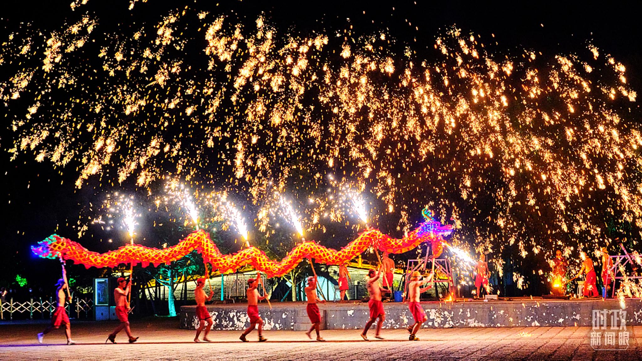 △山东枣庄，台儿庄古城表演队打铁花舞长龙，喜庆党的二十大。（图/视觉中国）