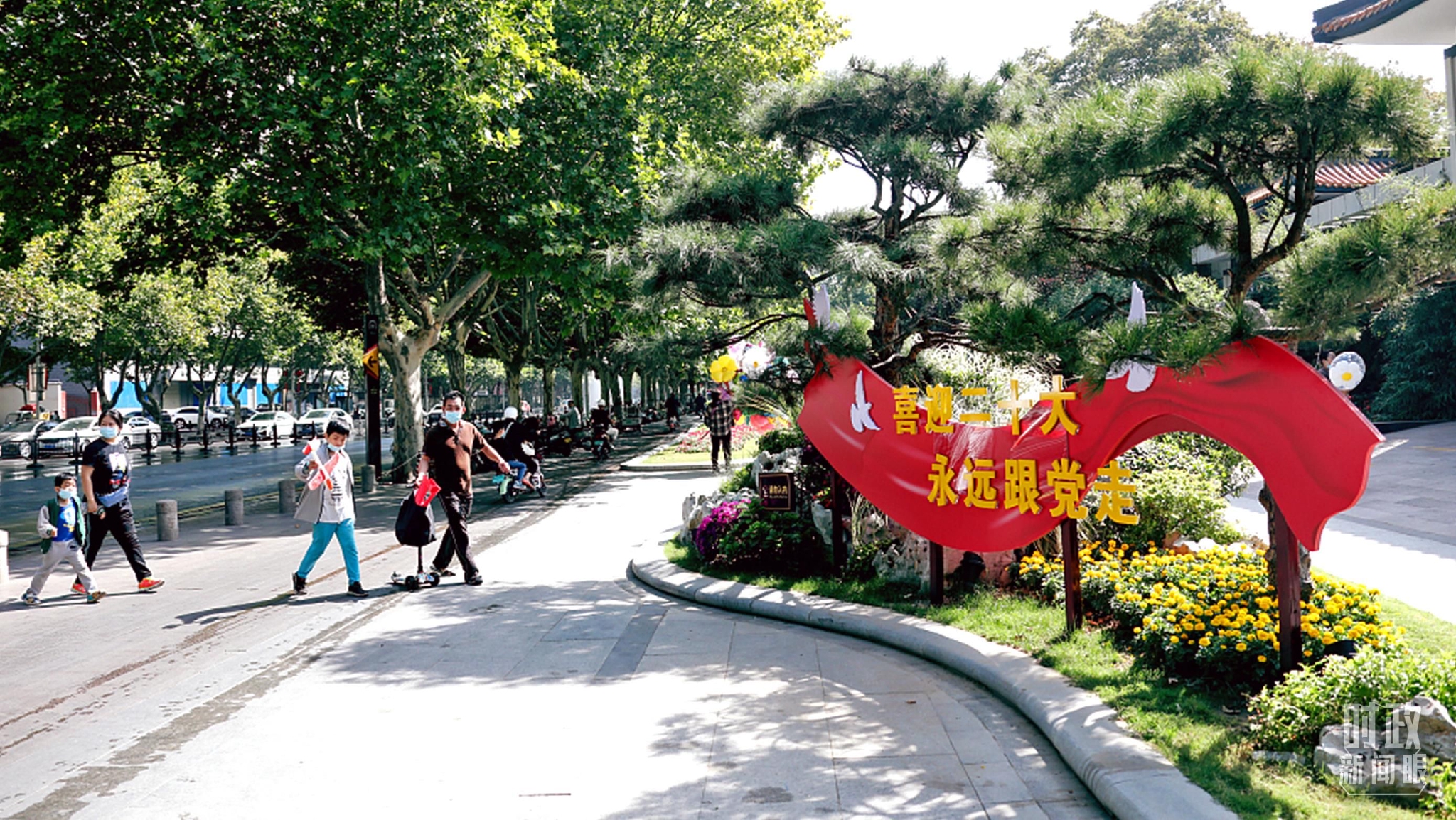 △河南郑州，党建主题雕塑亮相街头。（图/视觉中国）