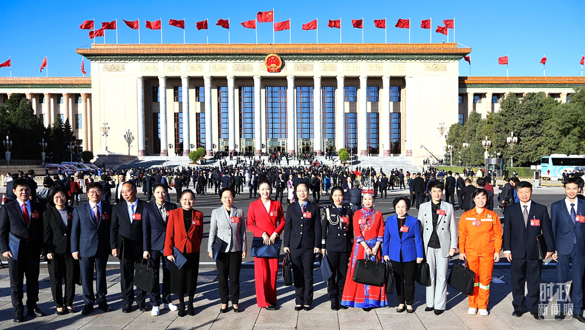 △10月22日，闭幕会后，部分二十大代表在人民大会堂前拍照留念。（图/视觉中国）