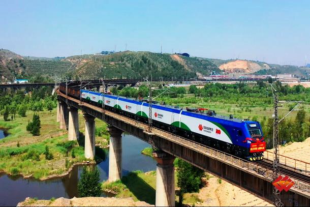 图为24轴电力机车牵引万吨列行驶在神朔线