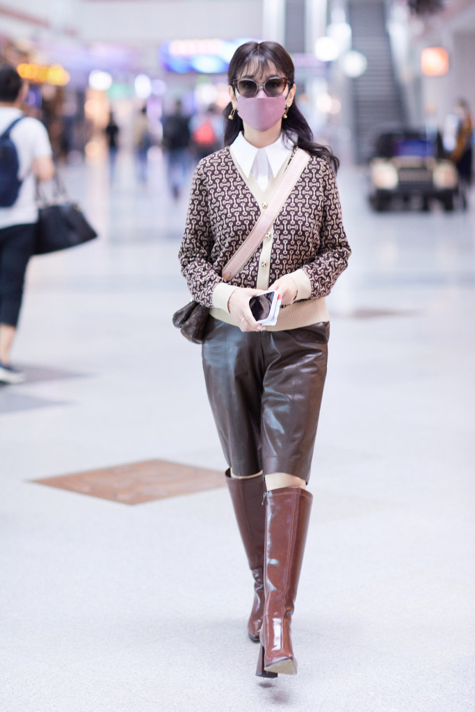 赵雅芝分享一组机场街拍 小香风外套配皮裤可甜可酷