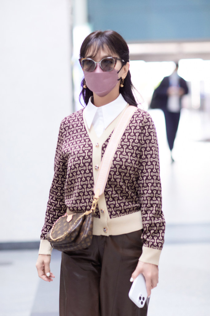 102022年10月25日,赵雅芝分享一组机场街拍,她身穿logo印花针织衫搭配