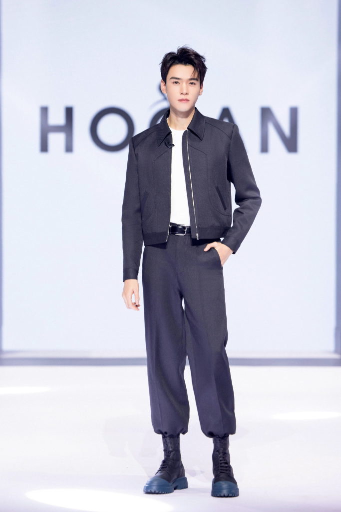 龚俊穿休闲商务装出席品牌活动 身高挺拔帅气有型_高清图集_新浪网