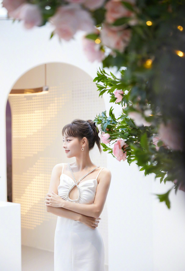 张嘉倪出席宝格丽香氛活动 穿白色镂空吊带裙女神范十足_高清图集