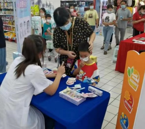 　　(线下卖场口腔问诊图)